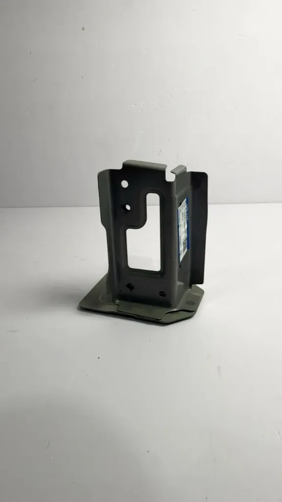 Pllake perforcuese travers radiatori djathtas / Right radiator crossmember reinforcement plate