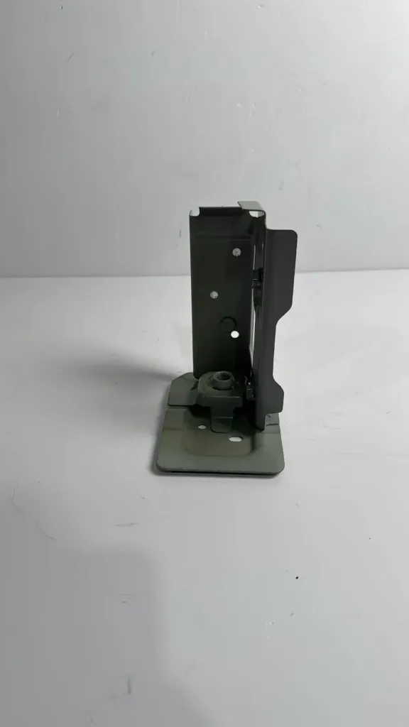 Pllake perforcuese travers radiatori majtas / Left radiator crossmember reinforcement plate