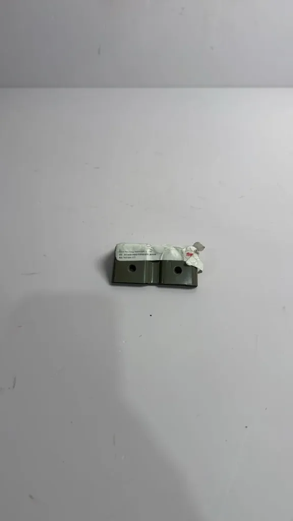 Mbajtese parafango majtas poshtem