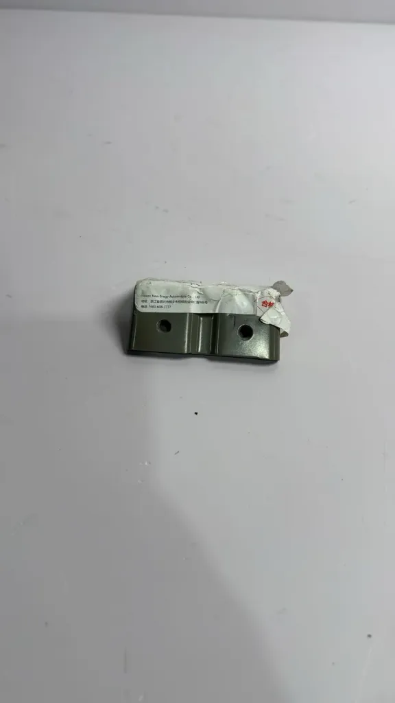 Mbajtese parafango djathtas poshtem / Lower right fender bracket