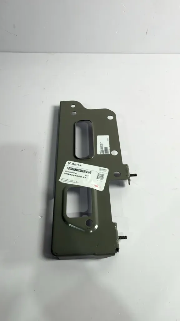 Mbajtese skelet parakolpi para djathtas / Front right bumper frame bracket