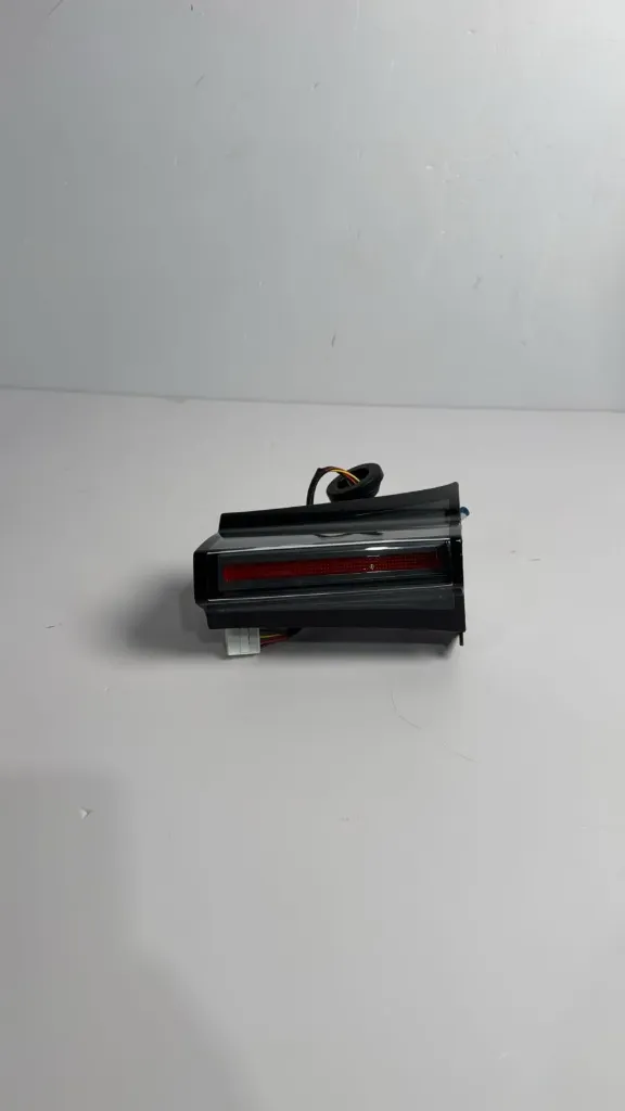 Stop i pasem djathtas / Rear right brake light